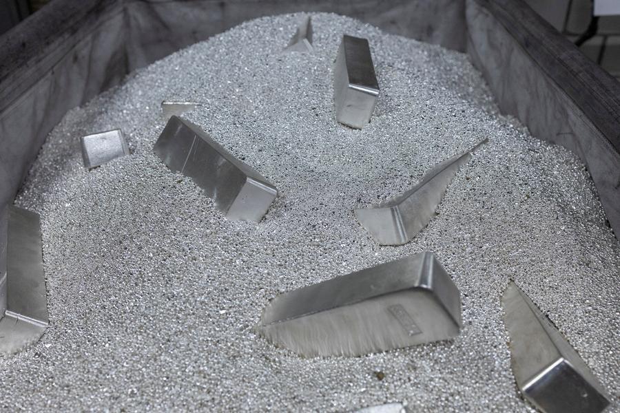 Soybean futures rise as commodity prices stabilize and gold rebounds