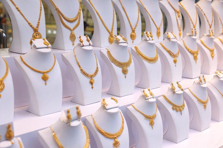 Gold falls 1% on strong dollar and weak Asian trade