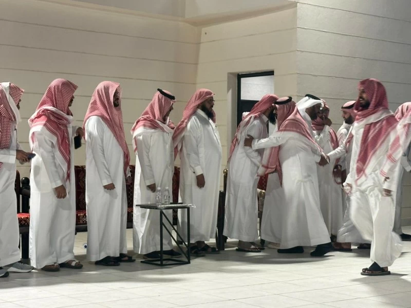 Sheikh Abdullah Al-Qarni receives mourners on death of father – Saudi News