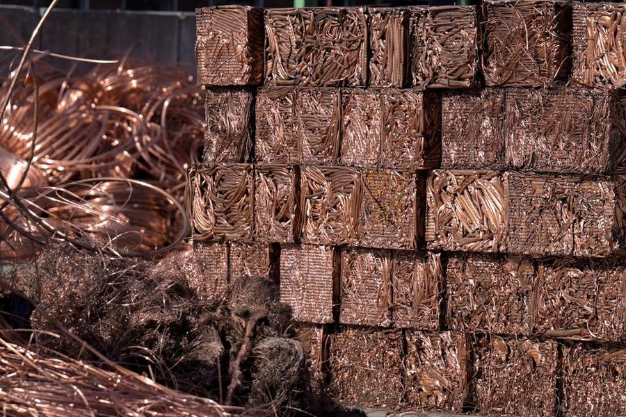 Focus on higher stocks, copper softens on thin volumes